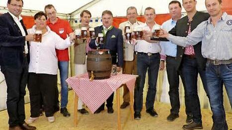 Gemeinsam stießen (von links) MdL Martin Schöffel, Andrea Schübel-Münch, Mario Münch, Bürgermeister Roland Wolfrum, Landrat Klaus Peter Söllner, 2. Bürgermeister Franz Schrepfer, Jürgen Münch sowie die Stadträte Klaus Witzgall, Lars Leutheußer und Harald Hempfling auf ein gelungenes 12. Schübel-Brauereifest an.  Foto: Klaus-Peter Wulf