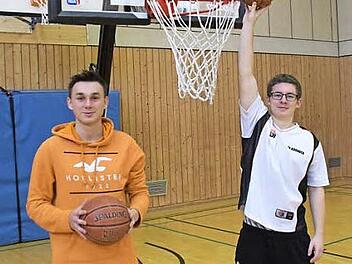 Johannes Neubauer (links) und Niklas Guth leisten in diesem Jahr ihr Freiwilliges Soziales Jahr bei der Turnerschaft Kronach ab und bieten Basketballtraining f&uuml;r Kinder aller Altersklassen an. F&uuml;r die Kleinen gibt es sogar absenkbare K&ouml;rbe.  Foto: privat