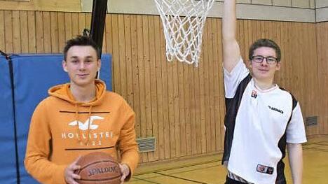 Johannes Neubauer (links) und Niklas Guth leisten in diesem Jahr ihr Freiwilliges Soziales Jahr bei der Turnerschaft Kronach ab und bieten Basketballtraining f&uuml;r Kinder aller Altersklassen an. F&uuml;r die Kleinen gibt es sogar absenkbare K&ouml;rbe.  Foto: privat
