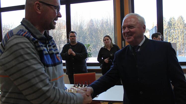 Zwei Michelauer unter sich: Sieger Klaus Beier (l.) und Gratulant und Bürgermeister Helmut Fischer. Foto: Markus Häggberg