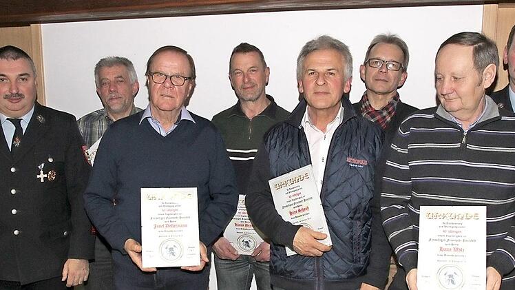 Die für 40-jährige Vereinstreue geehrten Mitglieder mit Vorsitzendem Thomas Harsch (rechts) und seinem Stellvertreter Georg Mohnlein (2. v. l.)  Foto: Mathias Erlwein