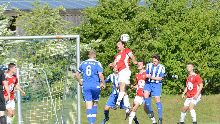 Szene aus dem Totopokalspiel des SV Aura (in blau) gegen den FC 06 Bad Kissingen (0:3).ssp