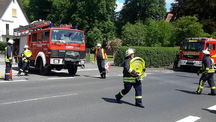 Jetzt muss es schnell gehen. Schließlich sind rund 2200 Meter Schlauchstrecke zu verlegen. Bei den männlichen und weiblichen Rettungskräften sitzt jeder Handgriff.Rolf Pralle