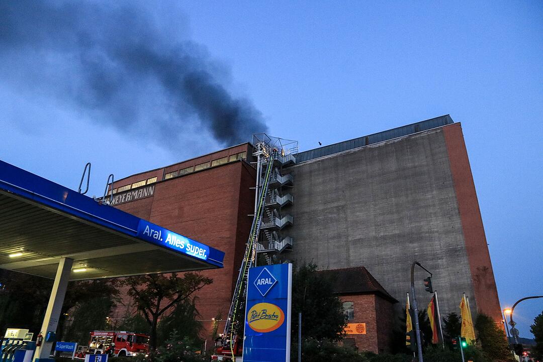 Malzfabrik Weyermann in Bamberg in Flammen: Einsatzkräfte kämpfen stundenlang gegen das Feuer