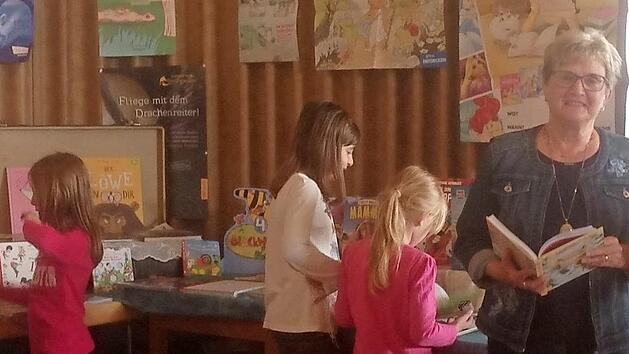 Zahlreiche Besucher nutzten beim Buchmessenfest im Ramsthaler Pfarrheim die Gelegenheit, einige B&uuml;cher zu ergattern.  Foto: Charlotte Wahler