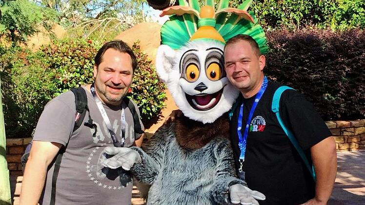 Christian Meister (rechts) und sein Freund René Mühlmann, der für den Internetauftritt verantwortlich ist, in Orlando.Freizeitpark News