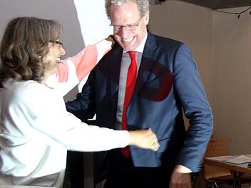 Renate Schroff gratulierte German Hacker zur Nominierung als Bürgermeisterkandidat der SPD Herzogenaurach.Sänger