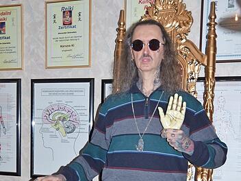 Alexander Golandsky zeigt die Wahrsagehand, die erklärt, wofür die Linien in unseren Händen stehen. Das richtige Ambiente ist ihm bei der spirituellen Arbeit wichtig. Foto: Rainer Lutz