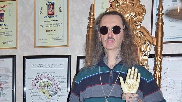 Alexander Golandsky zeigt die Wahrsagehand, die erklärt, wofür die Linien in unseren Händen stehen. Das richtige Ambiente ist ihm bei der spirituellen Arbeit wichtig. Foto: Rainer Lutz