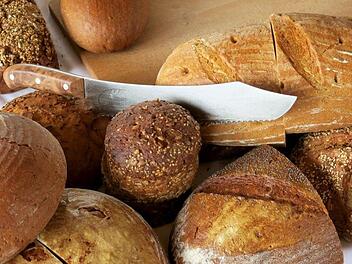 Zu prüfende und bereits geprüfte Brotlaibe sind in der in der Kreishandwerkerschaft Lichtenfels aufgereiht.Bettina Dirauf