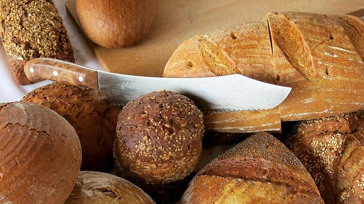 Zu prüfende und bereits geprüfte Brotlaibe sind in der in der Kreishandwerkerschaft Lichtenfels aufgereiht.Bettina Dirauf