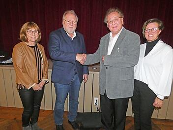 Die Übertragung der Geschäftsführung des Diakonievereins Neuenmarkt-Wirsberg-Trebgast-Harsdorf auf das Diakonische Werk der Dekanate Kulmbach und Thurnau besiegelten (von links) Heike Lauterbach, Karl-Heinz Kuch, Pfarrer Peter Ahrens und Heike Fehn.