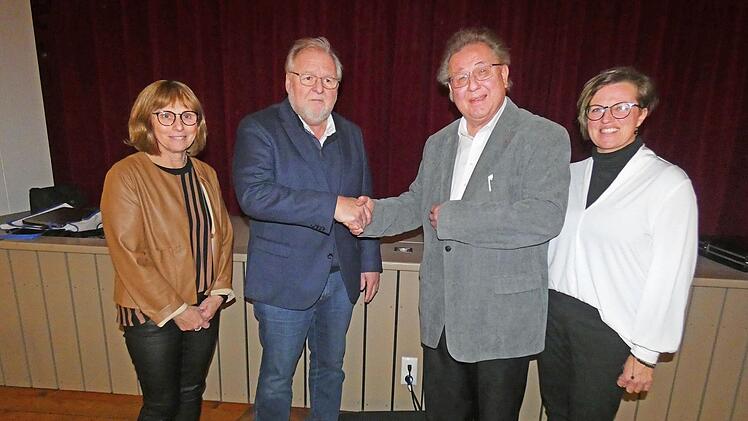 Die Übertragung der Geschäftsführung des Diakonievereins Neuenmarkt-Wirsberg-Trebgast-Harsdorf auf das Diakonische Werk der Dekanate Kulmbach und Thurnau besiegelten (von links) Heike Lauterbach, Karl-Heinz Kuch, Pfarrer Peter Ahrens und Heike Fehn.