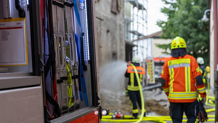 Gro&szlig;alarm in Bad Br&uuml;ckenau: Feuerwehr k&auml;mpft gegen Scheunenbrand