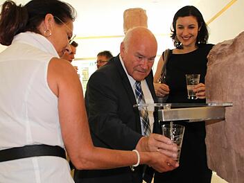Ein Schluck aus der Sinnberger Quelle: Ernst Hinsken erfrischt sich in der Wandelhalle. Im Hintergrund steht Dorothee Bär. Beide gehören dem Deutschen Bundestag an. Fotos: Ulrike Müller