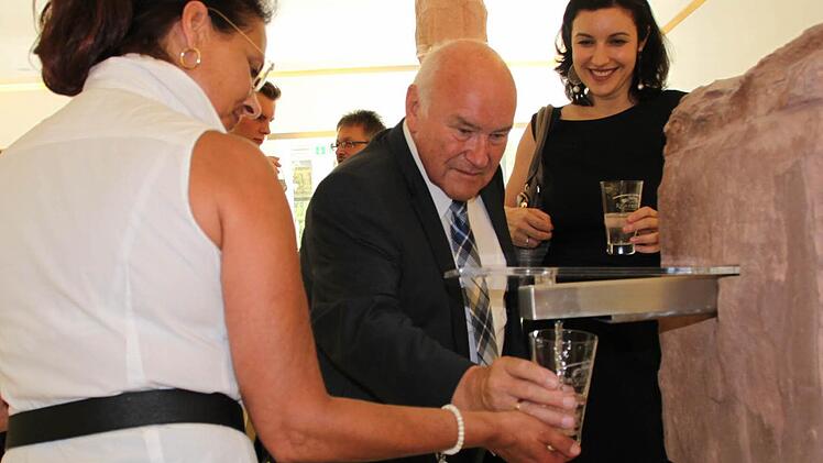 Ein Schluck aus der Sinnberger Quelle: Ernst Hinsken erfrischt sich in der Wandelhalle. Im Hintergrund steht Dorothee Bär. Beide gehören dem Deutschen Bundestag an. Fotos: Ulrike Müller