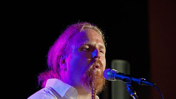 Liedermacher Stefan Johansson eröffnete die neue Saison der Reihe "Cultur im Contakt" in Coburg mit einem umjubelten Gastspiel. Fotos: Jochen Berger