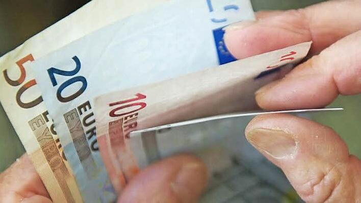 Die Gemeinde Guttenberg nimmt für kommunale Projekte heuer viel Geld in die Hand. Symbolfoto: Marijan Murat/dpa