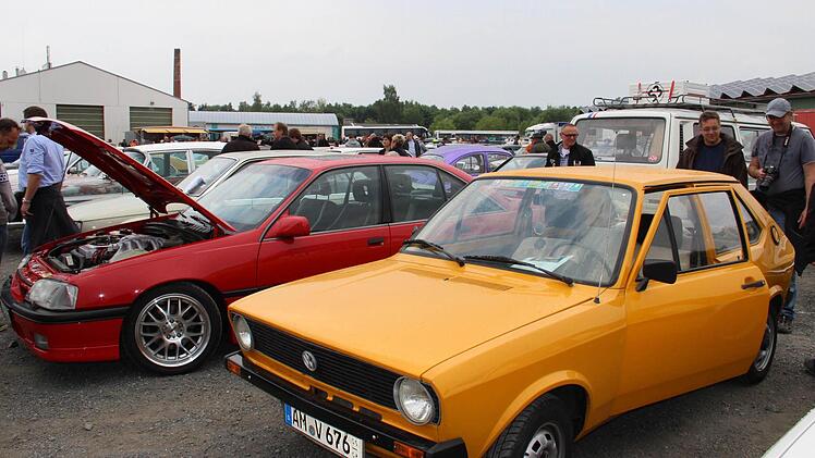 Ein VW Polo der ersten Generation und dahinter ein zu seiner Zeit hoch begehrter Sportwagen: Opel Omega A 3000