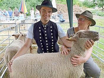 Sebastian Heidenreich und seine Mutter Verena machen mit ihrer Kreuzung auf ihre Zucht aufmerksam. Foto: Gabi Bertram