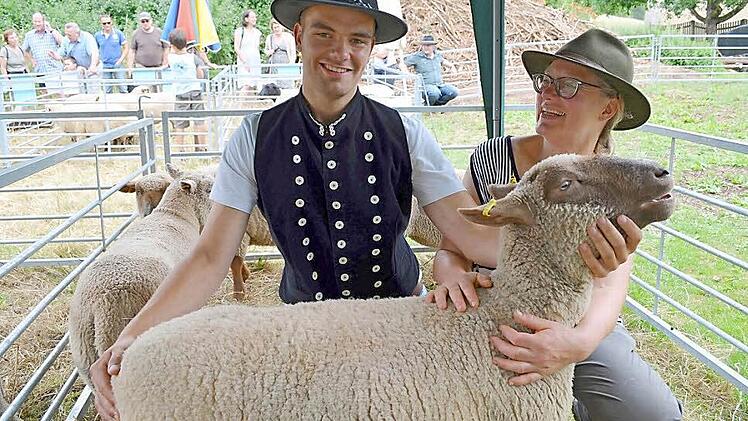 Sebastian Heidenreich und seine Mutter Verena machen mit ihrer Kreuzung auf ihre Zucht aufmerksam. Foto: Gabi Bertram
