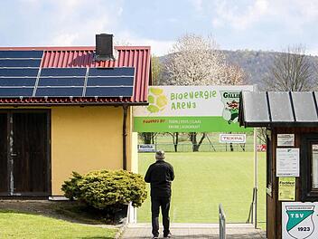 Kurpark oder Stadionvorplatz? In Großbardorf verschwimmen die Grenzen. Fotos: Martin Kreklau