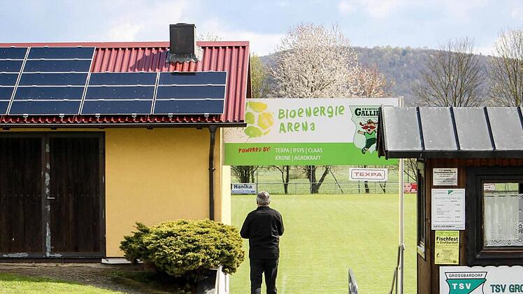 Kurpark oder Stadionvorplatz? In Großbardorf verschwimmen die Grenzen. Fotos: Martin Kreklau