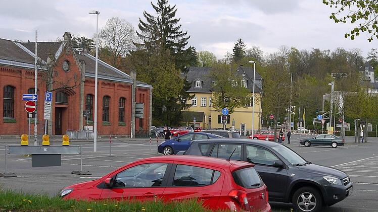Viele Straßen rund ums Coburger Justizgebäude wurden aufgrund der Bombendrohung gesperrt. Foto: Berthold Köhler