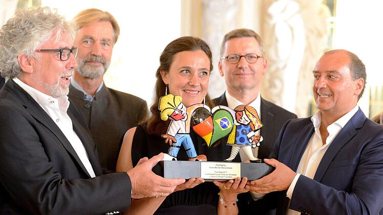 Paula Gulillet de Monthoux nahm den Preis stellvertretend entgegen (von links): Christof Pilarzyk (Sambaco), Goebel-Geschäftsführer Hans-Peter Langsch, VR-Bank-Vorstand Norbert Schug und Rolf Beyersdorf (Sambaco).  Foto: Sambaco