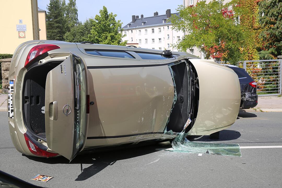 Hof: Autofahrerin kracht in geparktes Fahrzeug und wird schwer verletzt