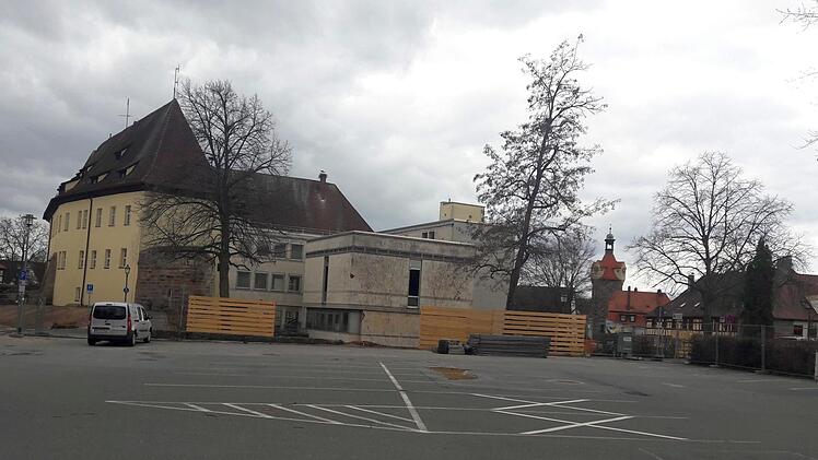 Der Hubmann-Parkplatz ist von parkenden Autos befreit und wird als Abstellfläche benötigt. Foto: bp