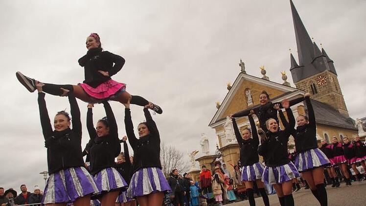 Sensationelle Akrobatik zeigt die  Tanzgarde des TSV Schammelsdorf. Foto: Joseph Beck