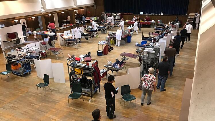 Rekordverdächtig: Die Bereitschaft zu Helfen in der Jahnhalle war groß. Foto: Blutspendedienst des BRK