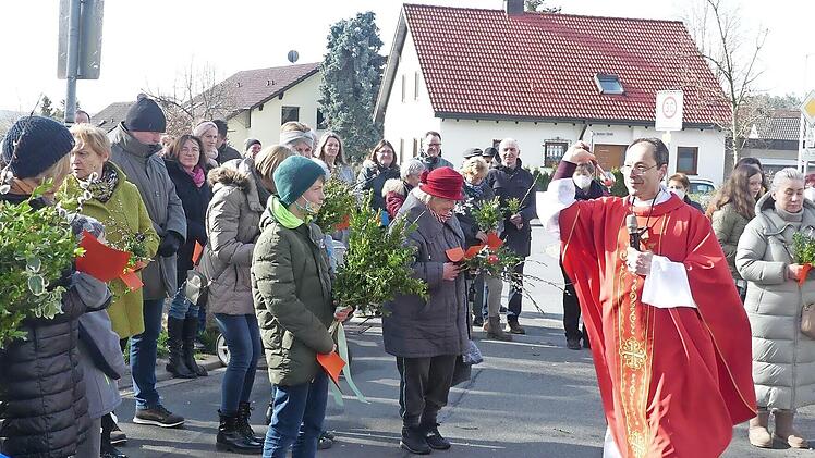 Pater Claus Bayer segnet die Palmbuschen