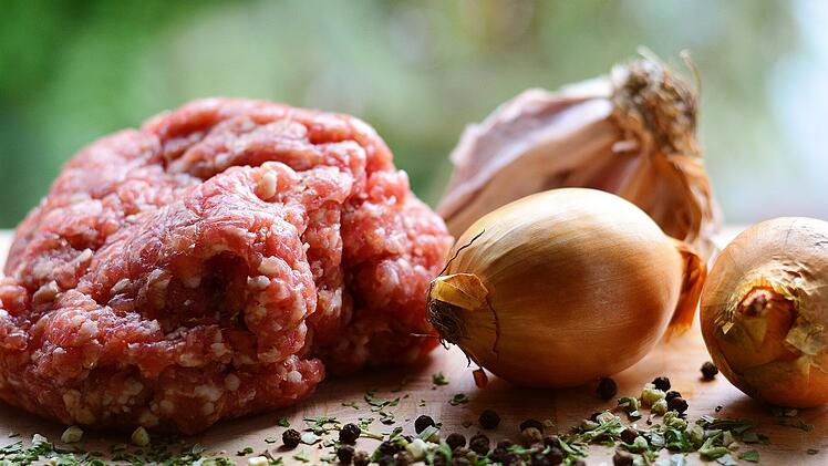 Hackfleisch und Zwiebeln ergänzen sich geschmacklich besonders gut. In der selben Pfanne sollte man sie dennoch nicht anbraten, sondern lieber separat zubereiten.