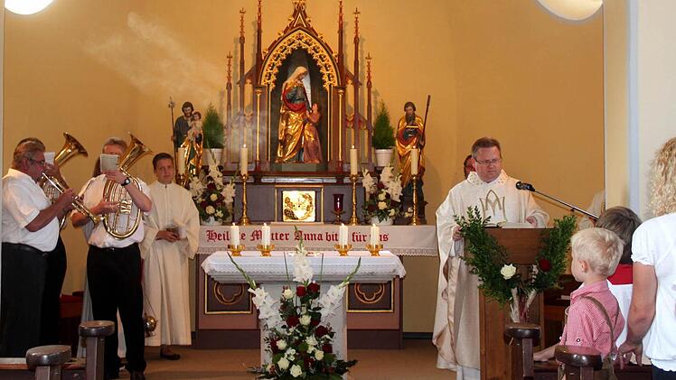 Pfarrer Ringer (r.) begrüßte die Gläubigen.