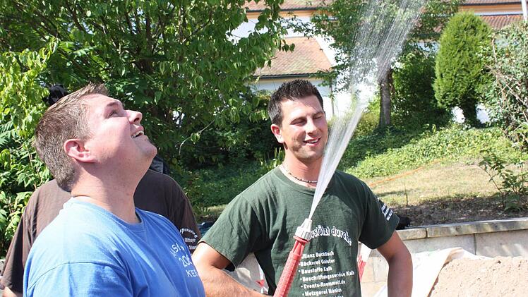 Aus dem Wasserschlauch gab es eine Erfrischung für die Kerwaburschen.