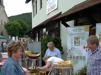 Der Imker Eddy Überlacker hat nicht nur Honig in seinem Sortiment. Fotos: Matze Brietz