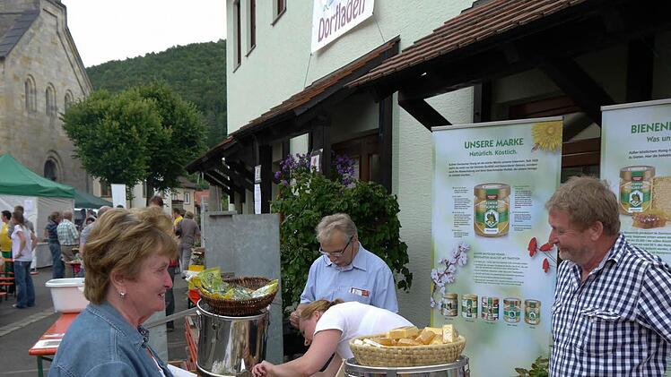 Der Imker Eddy Überlacker hat nicht nur Honig in seinem Sortiment. Fotos: Matze Brietz
