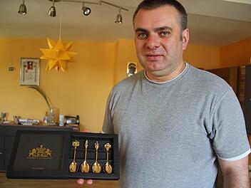 Fast alle Zuckerlöffel haben Geschichten zu erzählen, sagt Pfarrer Michal Osak.  Foto: Sonja Adam