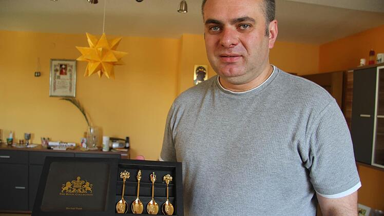 Fast alle Zuckerlöffel haben Geschichten zu erzählen, sagt Pfarrer Michal Osak.  Foto: Sonja Adam