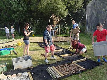 Gemeinsames Projekt: Auf Wunsch der Beschäftigten der Werkstatt für Menschen mit Behinderung entstand in Maria Bildhausen ein Sinnespfad. Foto: Matthias Erlwein