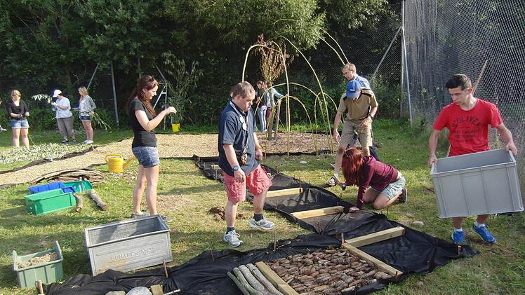 Gemeinsames Projekt: Auf Wunsch der Beschäftigten der Werkstatt für Menschen mit Behinderung entstand in Maria Bildhausen ein Sinnespfad. Foto: Matthias Erlwein