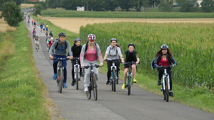 1100 Schüler des Regiomontanus-Gymnasiums machten am Montag zu Fuß, auf dem Rad oder im Wasser Kilometer für den Sponsorenlauf.