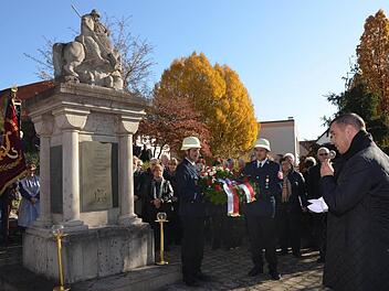 Bürgermeister Toni Schick (rechts) hielt die Rede bei der Gedenkfeier für die Toten der beiden Weltkriege in Reiterswiesen.  Foto: Peter Rauch