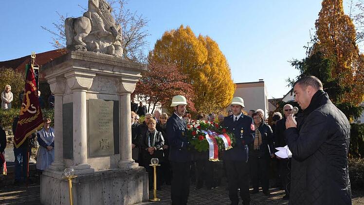 Bürgermeister Toni Schick (rechts) hielt die Rede bei der Gedenkfeier für die Toten der beiden Weltkriege in Reiterswiesen.  Foto: Peter Rauch