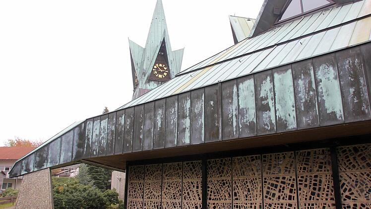 Blick von außen auf die Glasmosaiken und den Turm  Foto: Friedwald Schedel