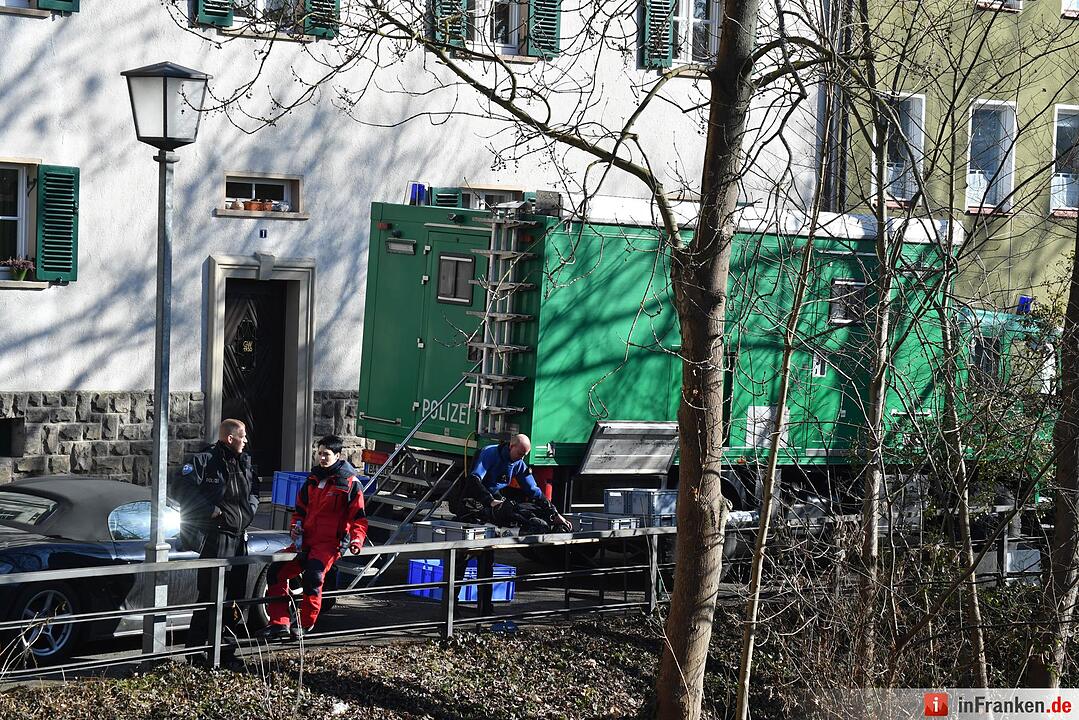 Nach Raubüberfall: Polizei und Taucher am alten Kanal in Bamberg