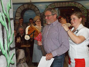 Eine Runde auf dem Steckenpferd musste Günter Hofmann mit Regina Huber drehen. Foto: Sabine Weinbeer
