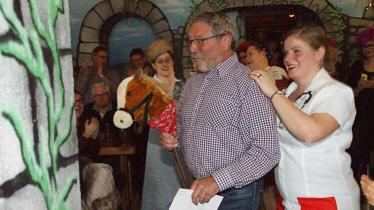 Eine Runde auf dem Steckenpferd musste Günter Hofmann mit Regina Huber drehen. Foto: Sabine Weinbeer